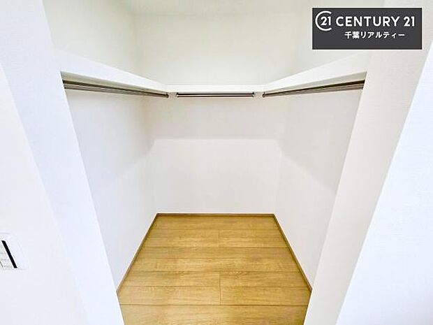 ウォークインクローゼット付きです。たくさんのお洋服などを収納しておけそうですね！他にも扇風機や加湿器など季節物の大きな家電も収納できます。