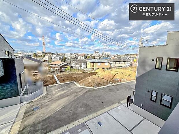 晴れた日には青い空を見渡せる開放的な時間を楽しめます。気持ちの良い風が通り抜ける街並みです！