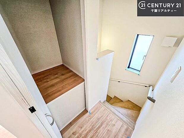 階段は明るく手摺りもついています。お子様やご年配の方も安心してご利用頂けますね。