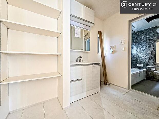 小窓付きの明るい洗面室です！湿気もすぐに入れ替えができて清潔に保つことができます！自然光が差し込むのでお化粧の仕上がりも良くなりますね！