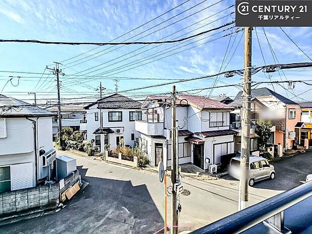 落ち着きある住宅街です！周囲には高い建物がなく、空が広く開放感があり、陽当たりを大きく遮られることもありません！気持ちの良い風が通り抜ける街並みです！