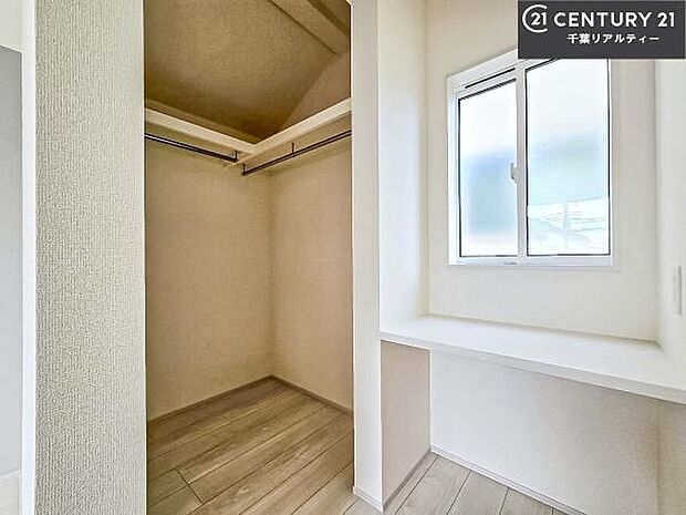 ウォークインクローゼット付きです。たくさんのお洋服などを収納しておけそうですね!他にも扇風機や加湿器など季節物の大きな家電も収納できます。