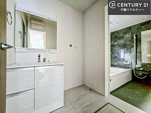 三面鏡仕様の洗面所は、身だしなみがしやすい造り！裏は収納になっています。ドライヤーやお化粧道具を片付けられるので洗面台周りをスッキリと見せることが出来ます！