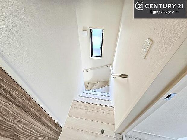 階段は明るく手摺りもついています。お子様やご年配の方も安心してご利用頂けますね。