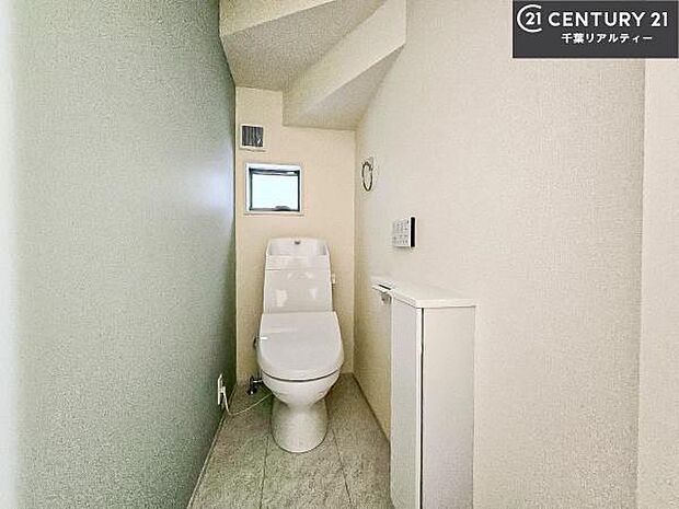 1・2階にトイレがございます！朝の忙しい時間帯も待たずにすみそうですね。白を基調とした清潔感のあるトイレでお手入れがしやすいです！