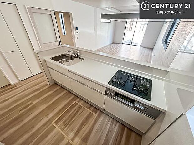 コンロは三口あるのでお料理の同時進行ができます。もちろんグリル付きです。調理スペースも広々している為作業がしやすい！使い勝手が良いシステムキッチンです！