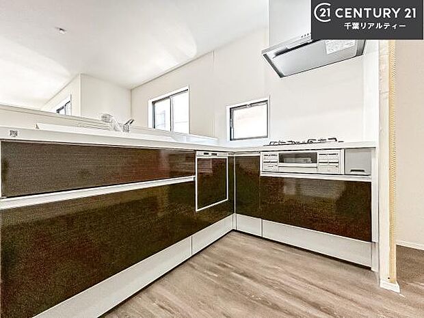 大人気の対面式システムキッチンを採用しています!ご家族のコミュニケーションが自然と増える設計です。お子様にも目が届くので嬉しいですね。収納力もあります!