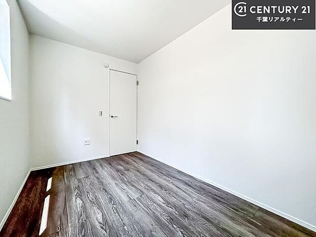 明るく風通しの良い居室です。「シンプル」にデザインされた室内。自由度が高いので家具やレイアウトでお好みの空間を創り上げられます。