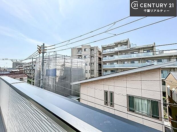 落ち着きある住宅街です!周囲には高い建物がなく、空が広く開放感があり、陽当たりを大きく遮られることもありません!気持ちの良い風が通り抜ける街並みです!