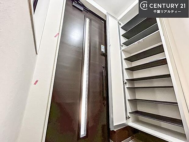 シューズボックス付きなので、玄関が片付きお掃除がしやすいです!スッキリした玄関で戸を開けた瞬間、清潔感のある心地いい空間が出迎えてくれます。