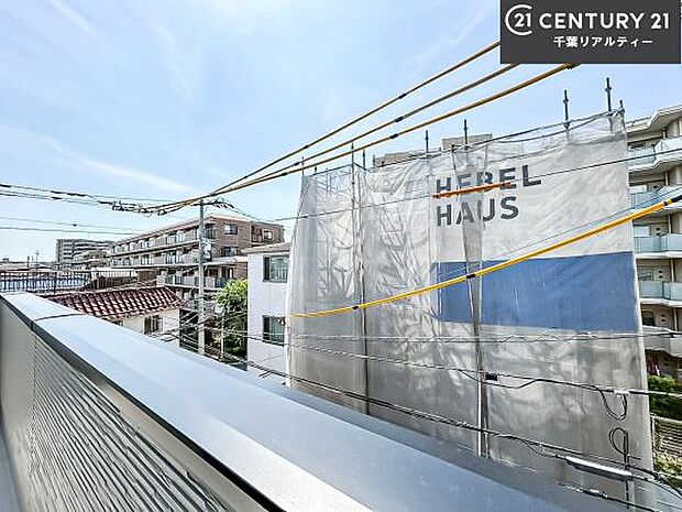 落ち着きある住宅街です!周囲には高い建物がなく、空が広く開放感があり、陽当たりを大きく遮られることもありません!気持ちの良い風が通り抜ける街並みです!