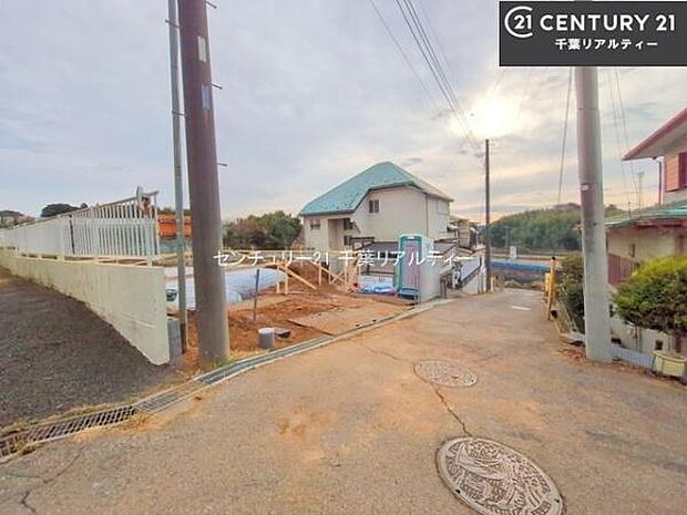 前面道路は4ｍ！陽当り良好な立地です。車庫入れが苦手な方も安心ですね。