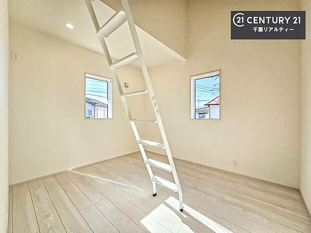 明るい室内は、風通しも良く、明るく大変居心地の良い空間となっております。リラックスして過ごせる心地の良いお部屋です！朝の目覚めがスッキリしますね！