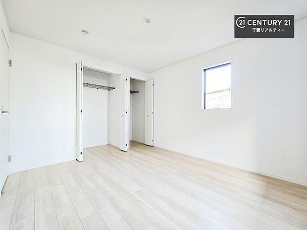 収納スペースを完備しており、衣類やおもちゃ、学用品などをすっきり整理できます。お部屋を広く使えるため、快適で整った住空間を実現します。