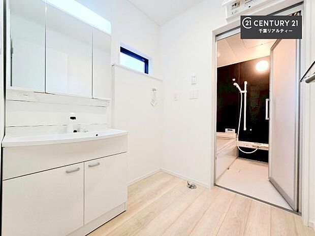 三面鏡仕様の洗面所は、身だしなみがしやすい造り！裏は収納になっています。ドライヤーやお化粧道具を片付けられるので洗面台周りをスッキリと見せることが出来ます！