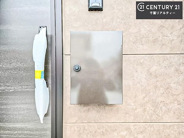 郵便ポスト付きで不在時でも荷物が受け取れてとっても便利！家にいなきゃいけないストレス回避！再配達の手間が省けます！