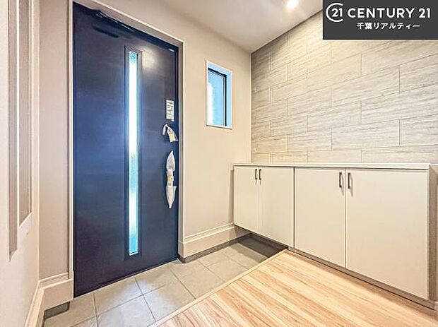 シューズボックス付きなので、玄関が片付きお掃除がしやすいです！スッキリした玄関で戸を開けた瞬間、清潔感のある心地いい空間が出迎えてくれます。