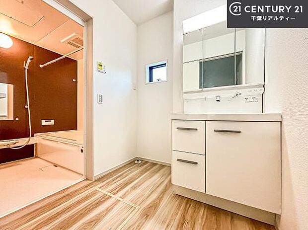 小窓付きの明るい洗面室です！湿気もすぐに入れ替えができて清潔に保つことができます！自然光が差し込むのでお化粧の仕上がりも良くなりますね！