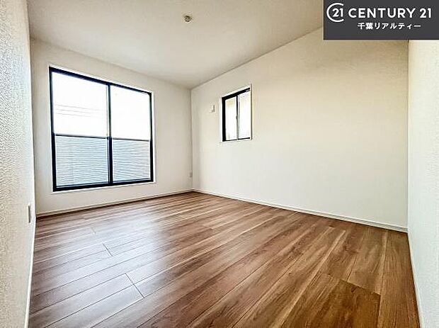 バルコニーに面している洋室です。明るく温もりがあり、換気もしっかりできます！朝起きて、外に出て背伸びをしつつ深呼吸をし良い朝を迎え入れることが出来そうですね！