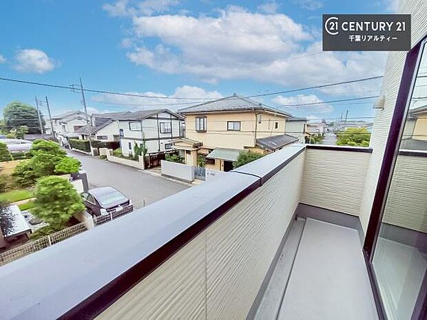 晴れた日には青い空を見渡せる開放的な時間を楽しめます。気持ちの良い風が通り抜ける街並みです！