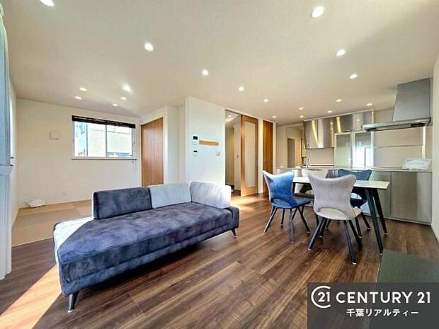 広々ダイニングスペース！ゆったりお食事。笑い声響く楽しい時間が過ごせます。日々の疲れも癒されます！