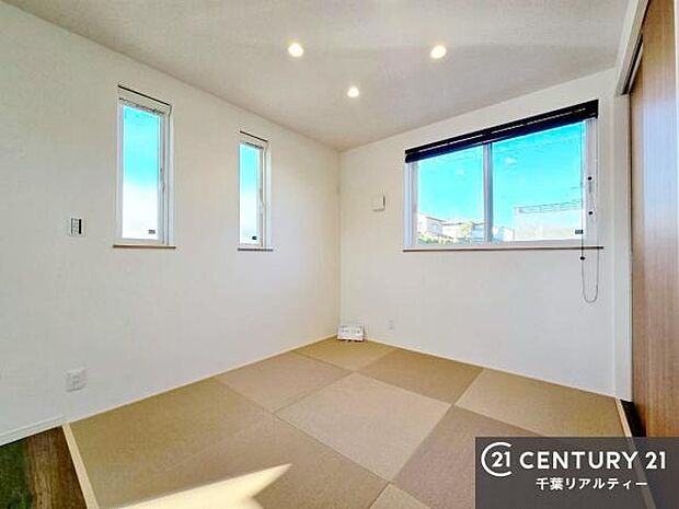 掃き出し窓がない洋室は子供部屋に最適です！2面採光にもなっておりしっかり光も入るので快適にお過ごしいただけます！