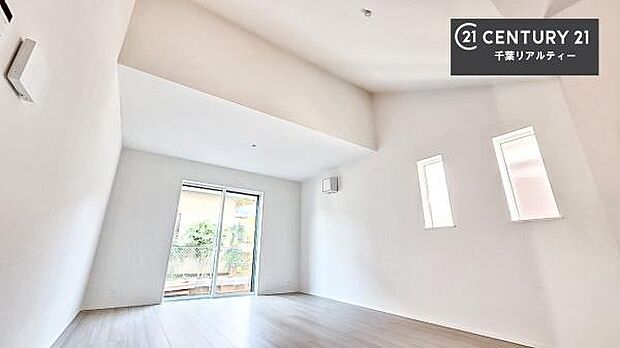 優しい陽だまりがリビングを包んでくれて居心地の良い空間を演出してくれます！くつろぎの時間を過ごせます！