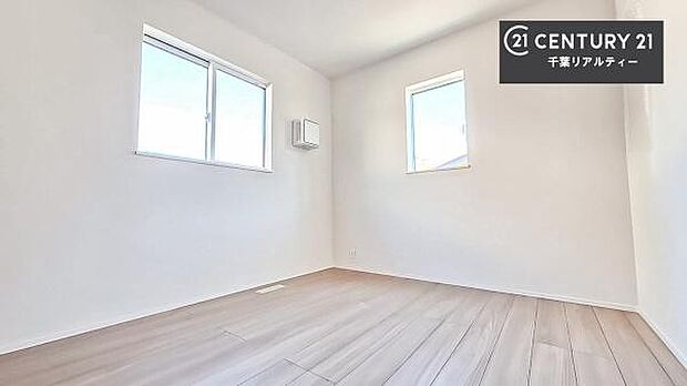 2面採光を確保した明るい室内は、風通しも良く、明るく大変居心地の良い空間となっております。リラックスして過ごせる心地の良いお部屋です！朝の目覚めがスッキリしますね！