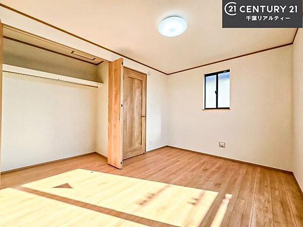 洋室は子供部屋や寝室、色々と用途多彩に利用できますね。収納力もたっぷりなので、広々気持ちよく過ごすことができます。