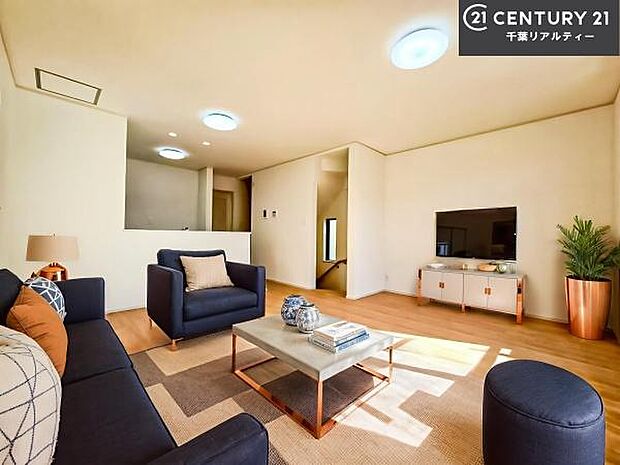 家具はCGパースです。大切な家族が集まるからこそLDKにはこだわりたい。子供たちが元気に笑いながら走り回っている姿を見た時が「広い家にして良かった」と思う瞬間です。