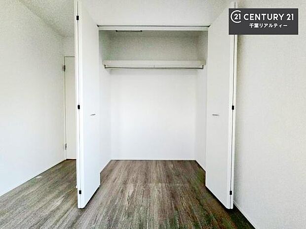 たっぷりの収納スペースで、暮らしがすっきり整う住まい。家族の荷物もきれいに片付き、毎日を快適に過ごせます。