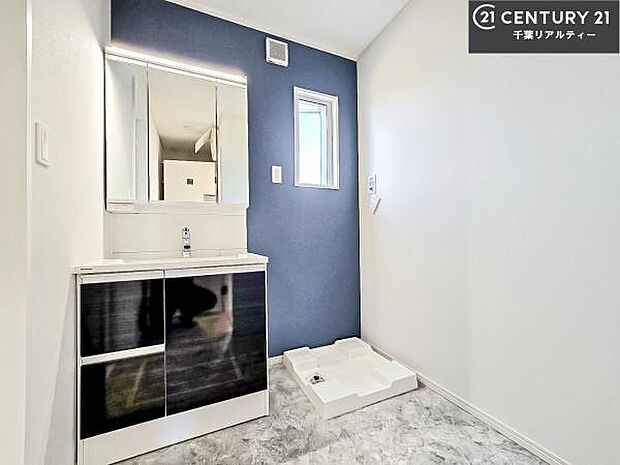 三面鏡仕様の洗面所は、身だしなみがしやすい造り！裏は収納になっています。ドライヤーやお化粧道具を片付けられるので洗面台周りをスッキリと見せることが出来ます！