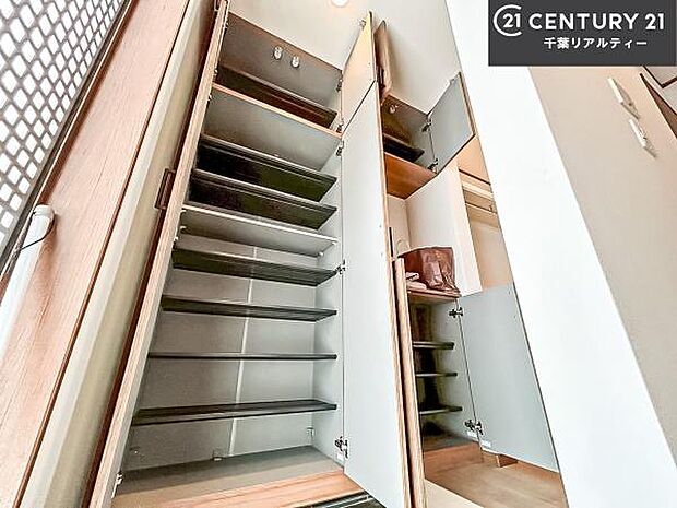 シューズボックス付きなので、玄関が片付きお掃除がしやすいです！スッキリした玄関で戸を開けた瞬間、清潔感のある心地いい空間が出迎えてくれます。