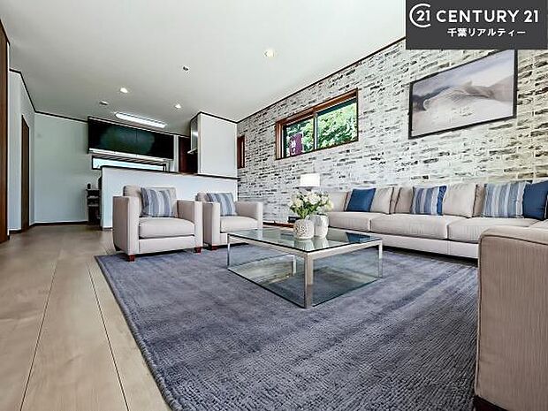 家具はCGパースです。開放感のある広々LDK！ソファーやダイニングテーブルを置いても窮屈にならないので快適に過ごせます！コミュニケーションが取りやすいリビングです！