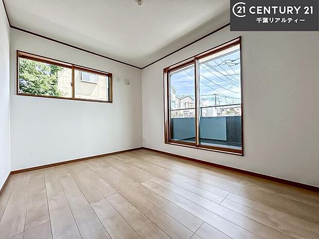 バルコニーに面している洋室です。明るく温もりがあり、換気もしっかりできます！朝起きて、外に出て背伸びをしつつ深呼吸をし良い朝を迎え入れることが出来そうですね！