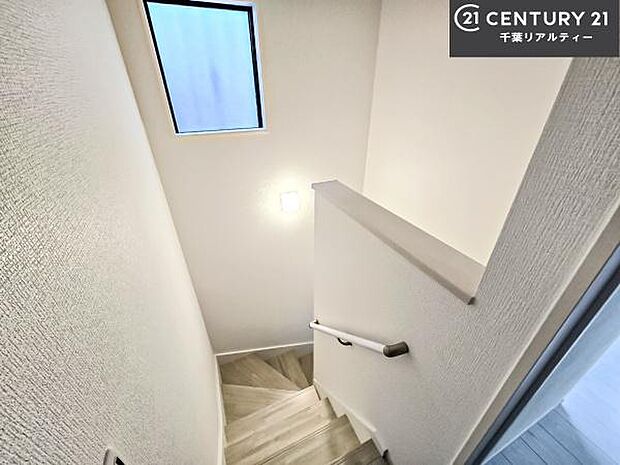 階段は明るく手摺りもついています。お子様やご年配の方も安心してご利用頂けますね。