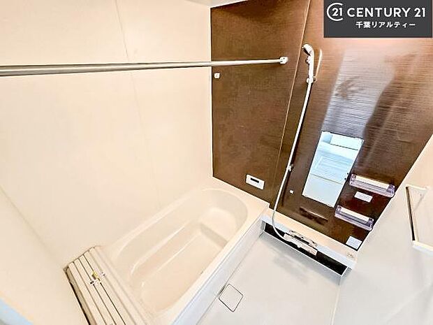 落ち着きある大人の雰囲気のバスルームは、味が出ていてバスタイムが充実！お仕事頑張っているご褒美にお好みの匂いの入浴剤を入れて、楽しんでみてはいかがでしょうか？