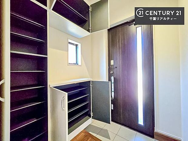 シューズボックス付きなので、玄関が片付きお掃除がしやすいです！スッキリした玄関で戸を開けた瞬間、清潔感のある心地いい空間が出迎えてくれます。