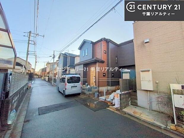 前面道路は4ｍ！陽当り良好な立地です。車庫入れが苦手な方も安心ですね。