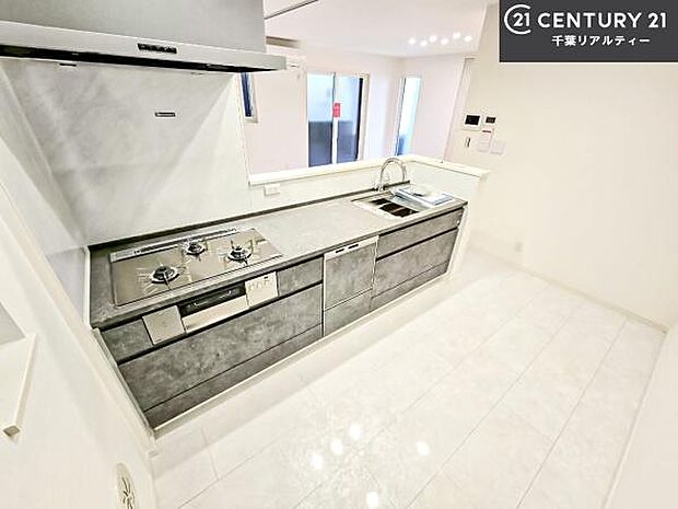 ゆとりある調理スペースで作業がしやすい快適なキッチンです！お子様と一緒にお菓子造りも楽しめる広々スペースです。楽しい調理時間になりそうですね！