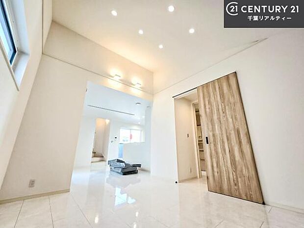 広々ダイニングスペース！ゆったりお食事。笑い声響く楽しい時間が過ごせます。日々の疲れも癒されます！