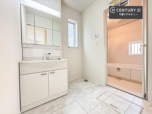 三面鏡仕様の洗面所は、身だしなみがしやすい造り!裏は収納になっています。ドライヤーやお化粧道具を片付けられるので洗面台周りをスッキリと見せることが出来ます!