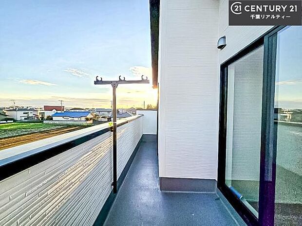 陽当たり良好なバルコニーです!晴れた日には青い空を見渡せる開放的な時間を楽しめます。