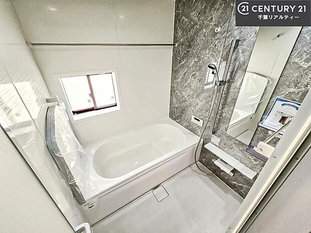 落ち着きある大人の雰囲気のバスルームは、味が出ていてバスタイムが充実！お仕事頑張っているご褒美にお好みの匂いの入浴剤を入れて、楽しんでみてはいかがでしょうか？