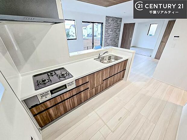 ゆとりある調理スペースで作業がしやすい快適なキッチンです!お子様と一緒にお菓子造りも楽しめる広々スペースです。楽しい調理時間になりそうですね!