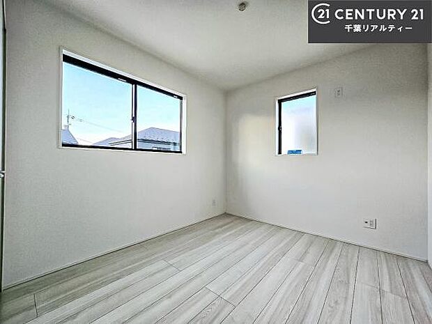 掃き出し窓がないお部屋は、お子様のお部屋としても安心です!収納スペースも充実しているので散らかったお部屋をサッと片付けられます!