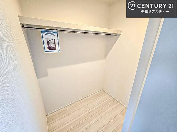 大容量のウォークインクローゼット付きです。たくさんのお洋服などを収納しておけそうですね!他にも扇風機や加湿器など季節物の大きな家電も収納できます。