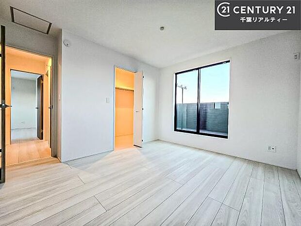 バルコニーに面している洋室です。明るく温もりがあり、換気もしっかりできます!朝起きて、外に出て背伸びをしつつ深呼吸をし良い朝を迎え入れることができます。