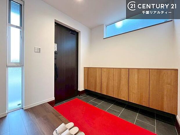 玄関のシューズボックスは、収納力良好で靴をすっきり整理できるだけでなく、上部を飾り棚として活用可能。お気に入りの小物やグリーンを置けば、来客を迎えるおしゃれな空間に仕上がります！