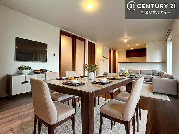 家具はCGパースです。大切な家族が集まるからこそLDKにはこだわりたい。子供たちが元気に笑いながら走り回っている姿を見た時が「広い家にして良かった」と思う瞬間です。